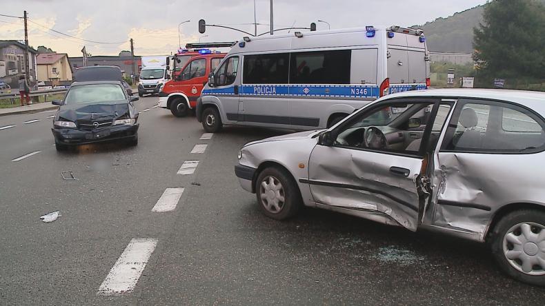 Wypadek w Redzie, jedna osoba zakleszczona w aucie