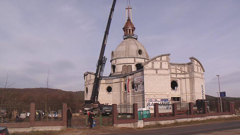 Nowa świątynia już z iglicą