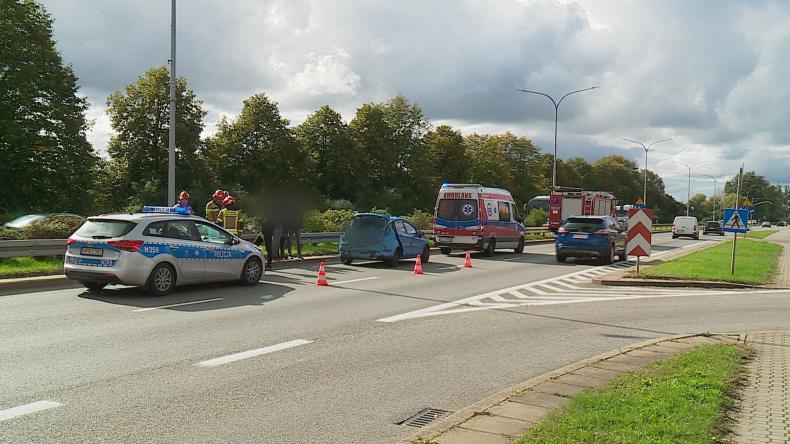 Wypadek z udziałem osobówki i samochodu ciężarowego