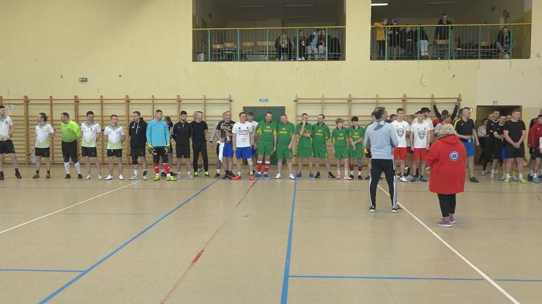 Grali w piłkę aby wesprzeć schronisko