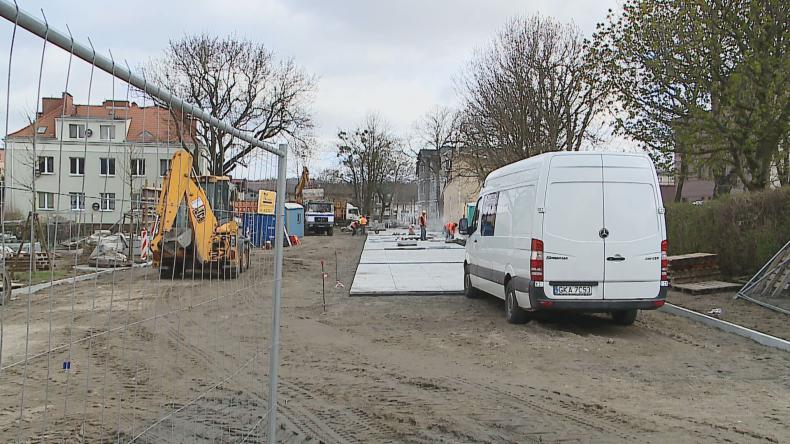 Dama w kapeluszu na swoim skwerze?