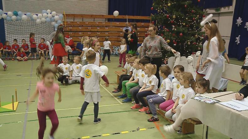 Ósmoklasiści zorganizowali przedszkolakom „Olimpiadę u Mikołaja”