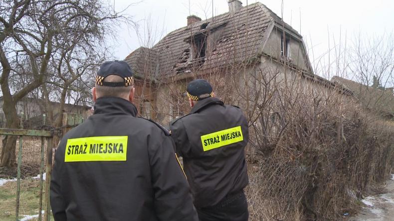 Dom zagraża życiu sąsiadów a jego właściciel unika kontaktu