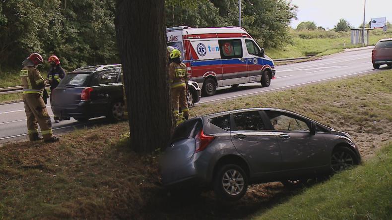 Z niewyjaśnionych przyczyn zjechała z drogi