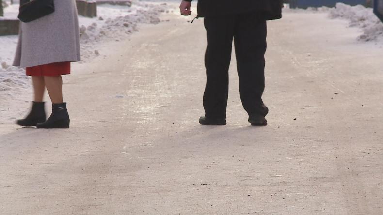 Problem śliskich chodników nie omija Wejherowa