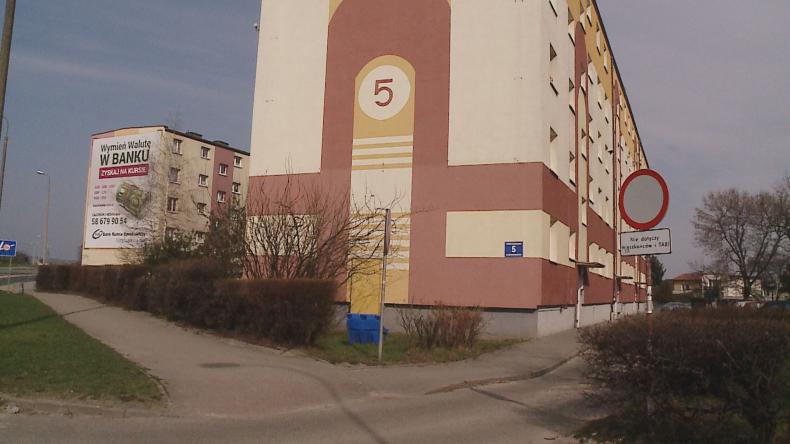 Nowoczesne miasto z muralem na przywitanie