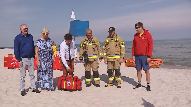 Nowa torba w rękach ratowników