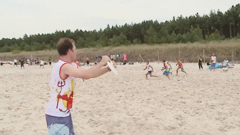 Poważne frisbee na plaży w Dębkach