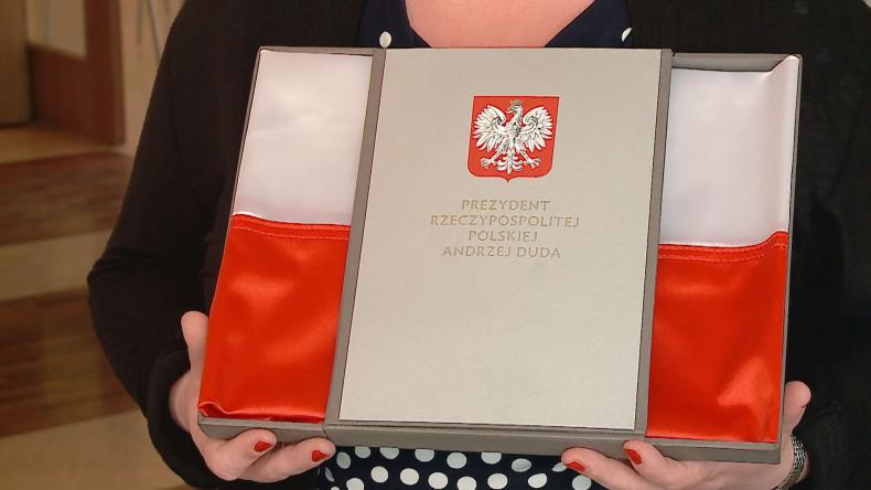 Flaga od prezydenta RP za zasługi dla puckiego hospicjum