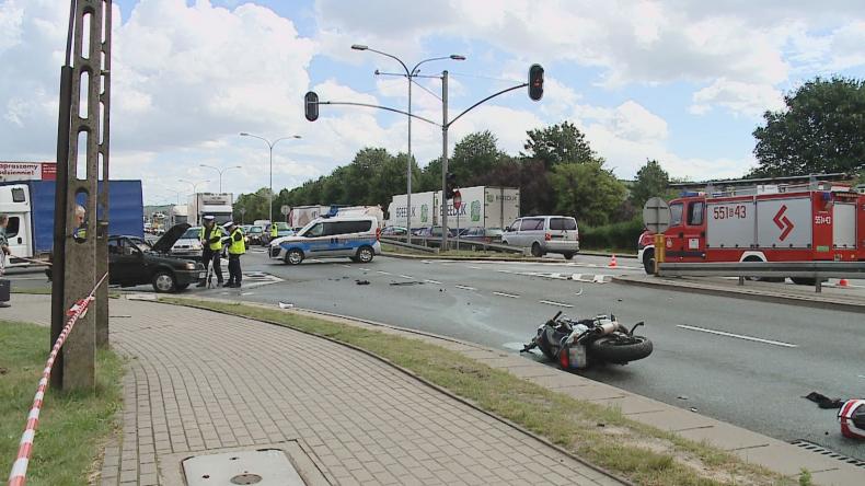 Wjechała w motocykl. Myślała, że zdąży. Czy sygnalizacja pomoże?