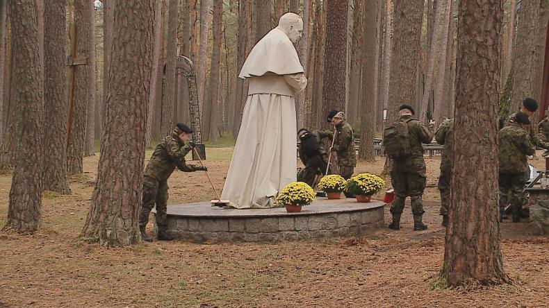 Żołnierze posprzątali groby w Lesie Piaśnickim