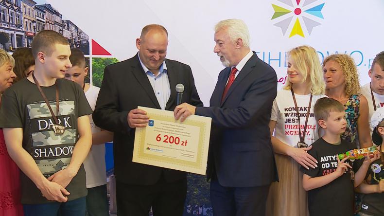 Przekazali zebrane środki dla osób z autyzmem