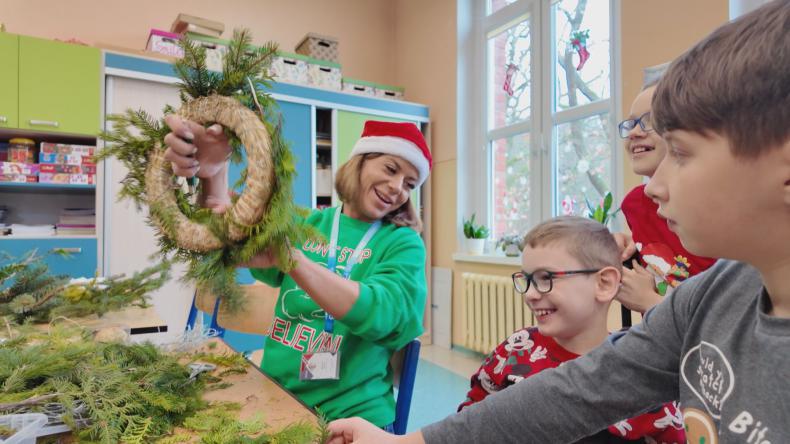 Pięknymi stroikami wspomogą leczenie nauczycielki