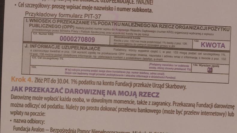 Ona choruje, przyjaciele dają znak, że są