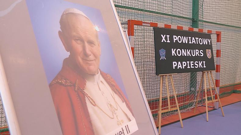 Ile młodzież wie o papieżu?