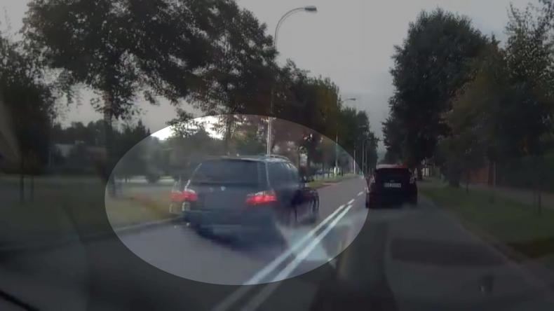 Kierowca BMW gwiazdą internetu. „Na trzeciego” obok szkoły