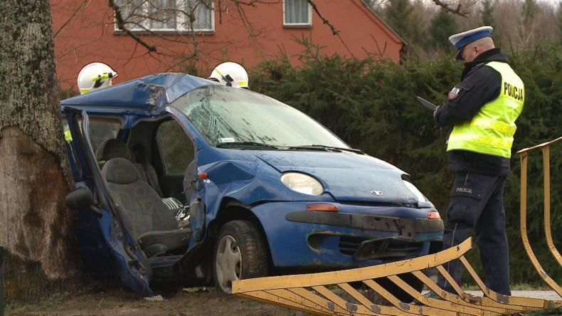 Darzlubie: Matiz wjechał w drzewo