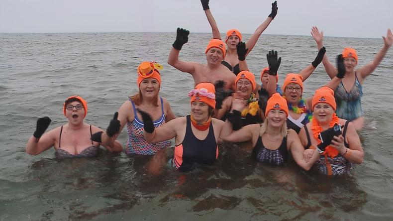 Zaślubiny świętowali w wodzie