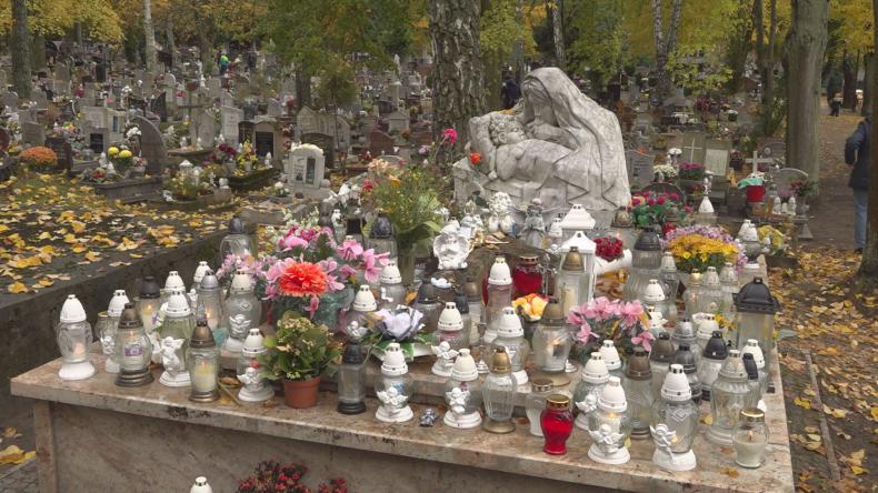 Ostatnie porządki na cmentarzach