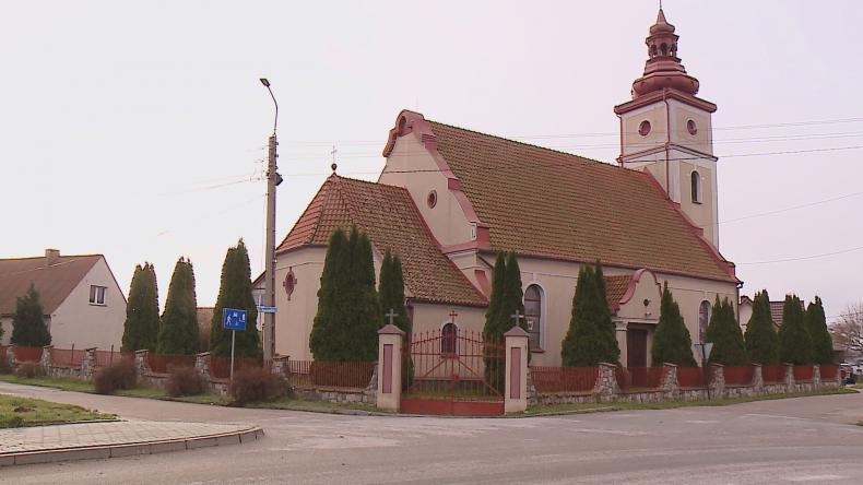 Pamiątkowa tablica w kościele po wizycie premiera