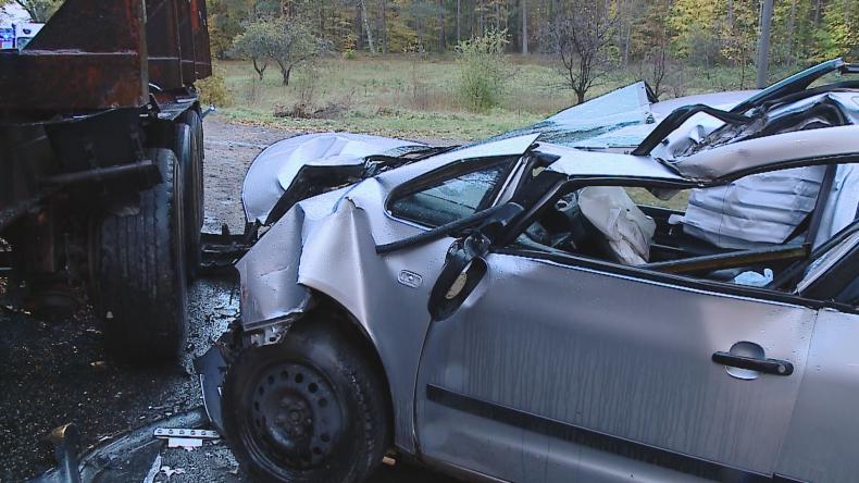 Zderzenie osobówki z samochodem ciężarowym