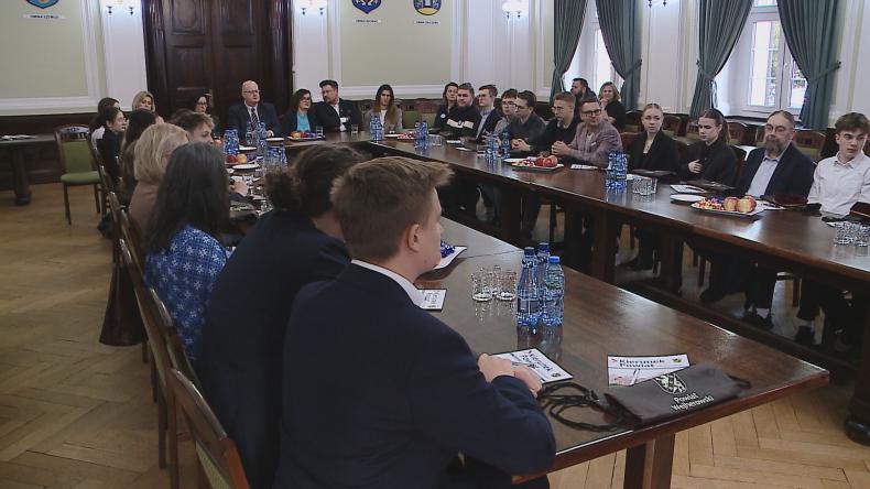 Debatowali z uczniami o roli samorządu