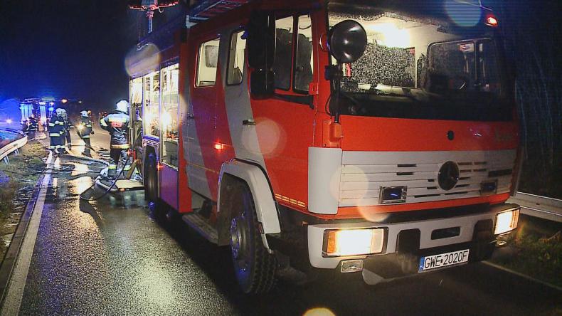 Samochód uderzył w drzewo i zaczął się palić