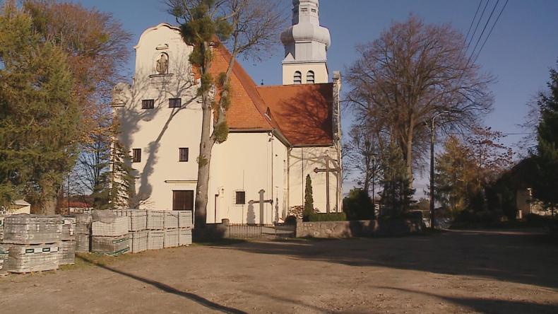 Umowa na utwardzenie terenu przy kościele w Górze podpisana