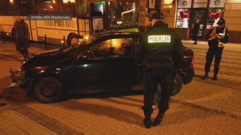 Sprawca kolizji porzucił auto i uciekł, szuka go policja