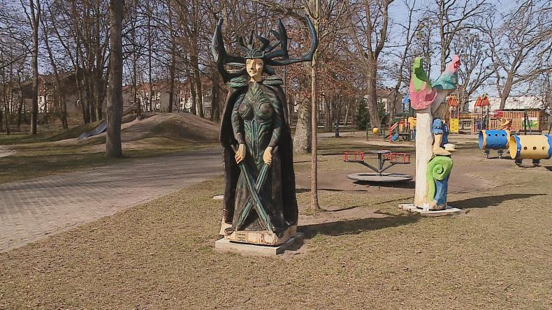 Rzeźby w ArtParku regularnie dewastowane