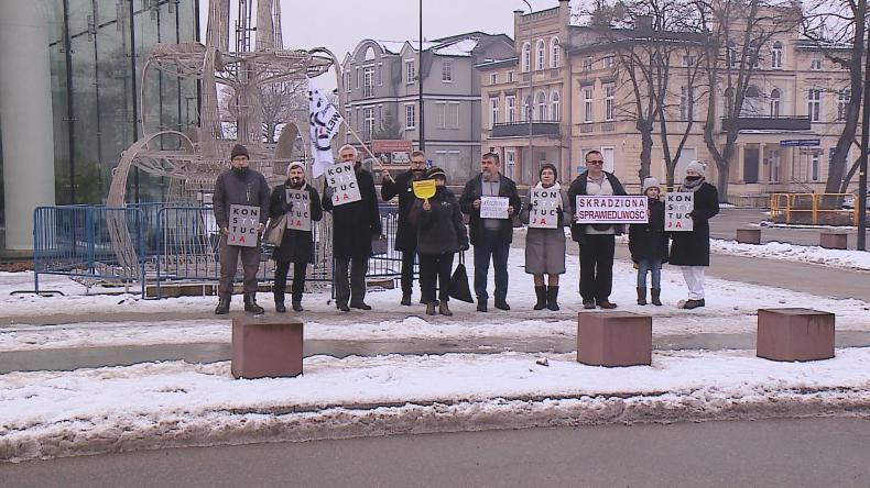 Milcząca manifestacja pod filharmonią