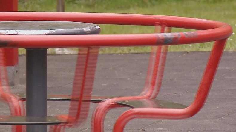 Jedni dewastują, drudzy się troszczą