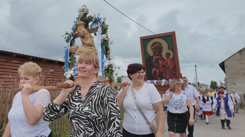Udali się na odpust wodami Jeziora Żarnowieckiego