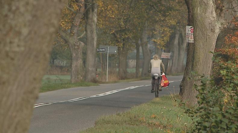 Bez pieczęci ani rusz. Budowa chodnika też czeka