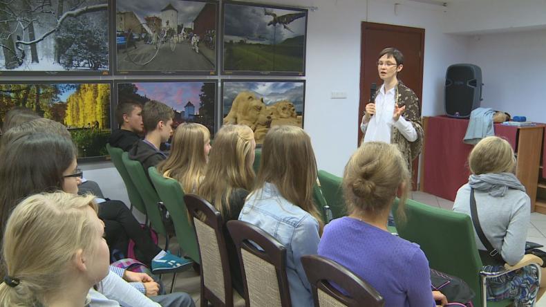 Z książką na walizkach w Bolszewie