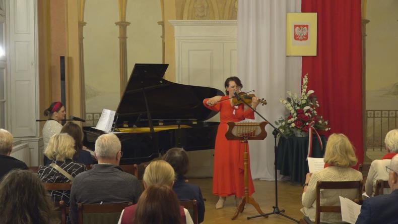 Wspólnym śpiewem uczcili niepodległość