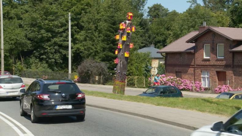 Kolorowy kikut wita turystów