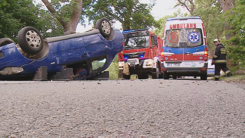 Samochód dachował, dwie osoby w szpitalu