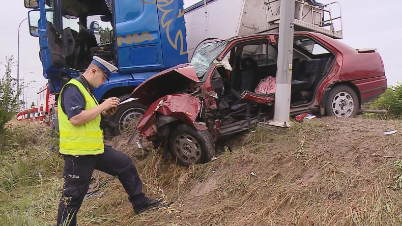 Zderzenie osobówki z samochodem ciężarowym w Koleczkowie