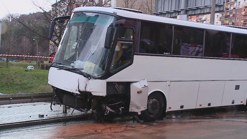 Autokar pełen dzieci zderzył się czołowo z osobówką