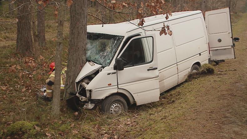 Samochód uderzył w drzewo – dwie osoby w szpitalu