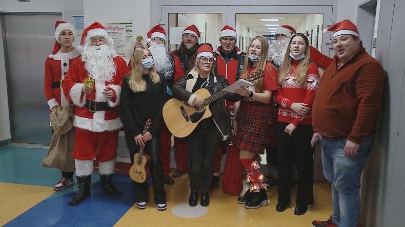 Mikołaje z wizytą u małych pacjentów