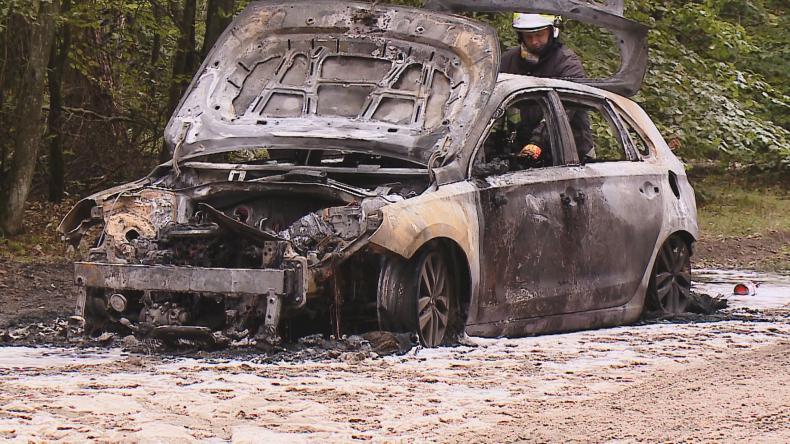 Pożar pięciu aut na leśnej drodze