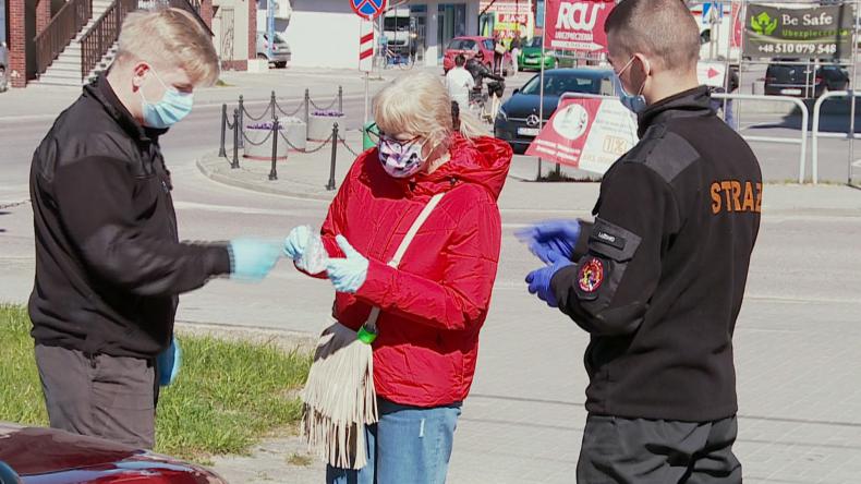 Samorządy dbają o mieszkańców, rozdają maseczki